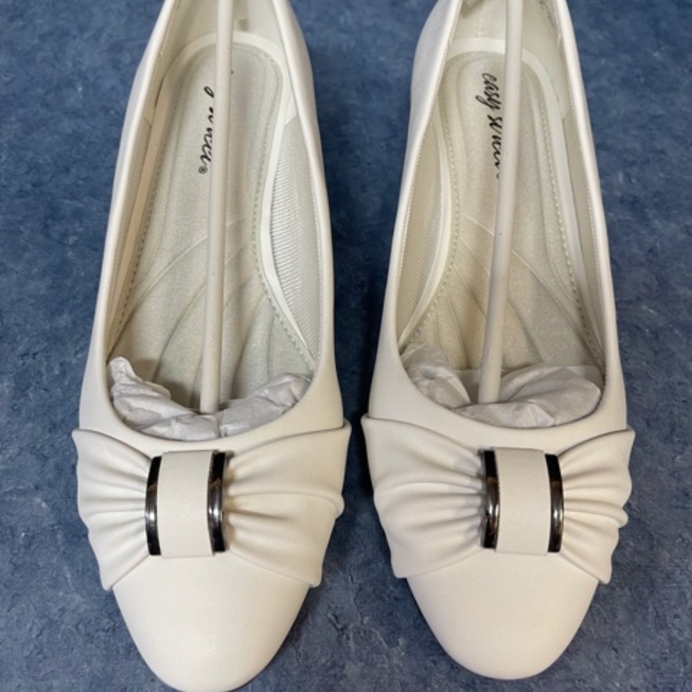 NEW Easy Street Super Flex White Heels Pumps